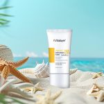 فلوئید ضدآفتاب رنگی ویتالیر، 50 SPF، مدل Vitamin C، مناسب انواع پوست تنالیته رنگ متوسط و حجم 50 میلی‌لیتر، ضد آب، محافظت کننده در برابر اشعه UVA، UVB، IR، آنتی‌اکسیدان، فاقد چربی و پارابن، ضد لک، آبرسان، دارای فرمولاسیون غیرکومدون‌زا، با ماندگاری 2 ساعته