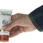کرم ضد آفتاب رنگی مدیسان SPF 60 مدل Tinted مناسب پوستهای چرب و معمولی حجم 50 میلیلیتر