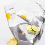 فلوئید ضدآفتاب بی‌رنگ ویتالیر SPF50 مدل Vitamin C مناسب انواع پوست، حجم 50 میلی‌لیتر