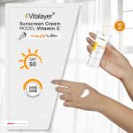 فلوئید ضدآفتاب بی‌رنگ ویتالیر SPF50 مدل Vitamin C مناسب انواع پوست، حجم 50 میلی‌لیتر
