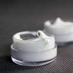 کرم ترمیم کننده دست و صورت فارمازین مدل کیوتن مناسب برای انواع پوست حجم 30 میلی لیتر