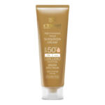 کرم ضد آفتاب رنگی سینره، SPF 50، مدل Natural Beige، مناسب انواع پوست با تنالیته متوسط و حجم 50 میلی‌لیتر، محافظت‌کننده در برابر اشعه‌های UVA و UVB، مرطوب‌کننده و فاقد پارابن، PA+++، دارای فرمولاسیون فاقد چربی و آنتی اکسیدان، با ماندگاری 2 ساعته