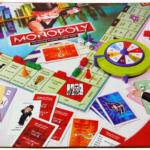 بازی فکری فکرآوران مدل Monopoly آموزشی اقتصادی با قابلیت بازی 2 تا 4 نفر، مناسب بالای 8 سال، شامل کارت، مهره و چرخانه، افزایش قدرت فکر، آموزش سرمایه‌گذاری، ریسک و ارزش پول