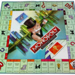 بازی فکری فکرآوران مدل Monopoly آموزشی اقتصادی با قابلیت بازی 2 تا 4 نفر، مناسب بالای 8 سال، شامل کارت، مهره و چرخانه، افزایش قدرت فکر، آموزش سرمایه‌گذاری، ریسک و ارزش پول