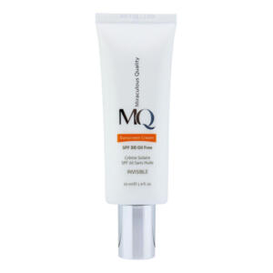 کرم ضدآفتاب بیرنگ ام کیو SPF50 مدل INVISIBLE، مناسب پوستهای چرب، حجم 55 میلیلیتر